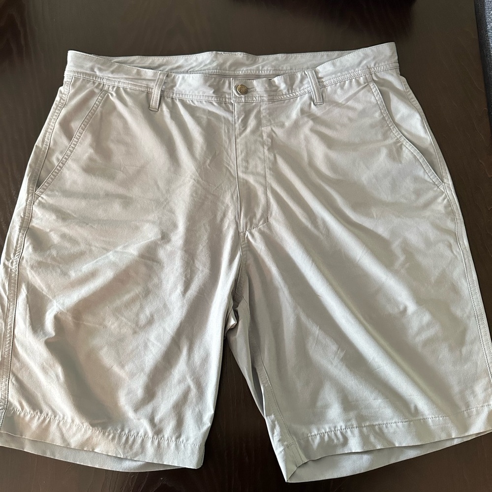 Men’s golf shorts